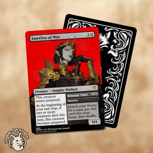 Puede incluir: Una carta roja y negra con una ilustración de un brujo vampiro con el texto "Emeritus of Woe". La carta tiene detalles dorados y un reverso negro con remolinos decorativos blancos. La carta está etiquetada como "Not for Tournament Play."