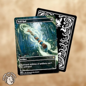 Może przedstawiać: Karta fantasy z szczegółową ilustracją artefaktu Null Rod na tle lasu bambusowego. Karta zawiera tekst "Null Rod" i "Artifact". Tył karty jest czarny z białymi dekoracyjnymi wirami.