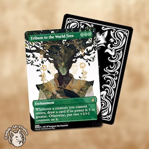 Puede incluir: Una carta verde y blanca "Tribute to the World Tree" con una ilustración detallada de una criatura arbórea humanoide. La carta tiene texto que describe sus habilidades de encantamiento. Una carta negra con diseños ornamentados blancos está detrás. Un pequeño logotipo de zorro está en la esquina.