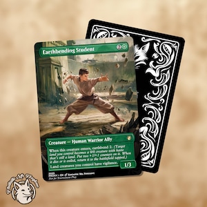 Könnte beinhalten: Eine Magic: The Gathering-Karte mit einer Illustration eines Erdbeigenden Studenten in einer Kampfkunstpose. Die Karte hat grüne Textfelder und einen schwarzen Rand. Eine zweite schwarze Karte mit weißen dekorativen Elementen befindet sich dahinter.