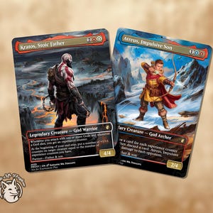 Op de afbeelding: Twee verzamelkaarten met fantasiekunst. Eén kaart toont Kratos, Stoic Father, een God Warrior. De andere toont Atreus, Impulsive Son, een God Archer. Beide kaarten hebben respectievelijk 4/4 en 2/4 kracht/duurzaamheid.