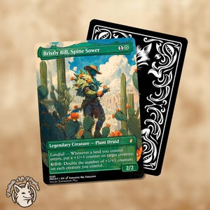 以下が含まれることがあります： 「Bristly Bill, Spine Sower」をフィーチャーした、伝説のクリーチャー、プラントドルイドのコレクタブルカード。カードアートは、サボテンとオレンジ色の花が咲く砂漠の風景の中にいる人物を描いています。白い装飾が施された黒いカードが背後にあります。