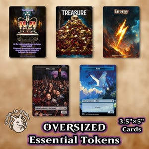 Puede incluir: Cinco fichas esenciales de gran tamaño, de aproximadamente 8,9 cm x 12,7 cm, con arte de fantasía. Las fichas incluyen "The Monarch", "Treasure", "Energy", "Orc Army" y "Bird". El texto "Oversized Essential Tokens" está en la parte inferior.