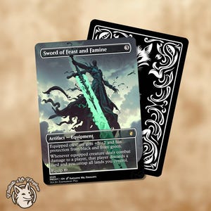 Puede incluir: Una carta proxy para el juego Magic: The Gathering, con "Sword of Feast and Famine". El arte de la carta representa una figura con una espada verde brillante. El texto de la carta detalla sus habilidades. Se ve un dorso de carta negro.