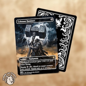 Può includere: Una carta Colossus Hammer con un'illustrazione fantasy di un guerriero che brandisce un martello contro un cielo tempestoso. Il testo della carta recita "Artifact - Equipment" e descrive l'equipaggiamento.