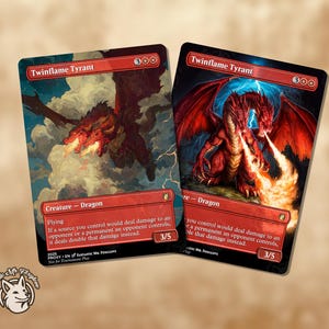 Peut inclure: Deux cartes de jeu "Twinflame Tyrant". Les cartes présentent une illustration de dragon rouge avec des détails enflammés. Le texte "Creature - Dragon" est visible, ainsi que d'autres textes liés au jeu. Les cartes sont sur un fond nuageux et orageux.