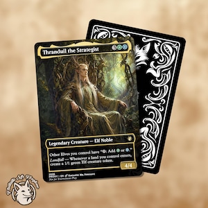 Może przedstawiać: Kolekcjonerska karta do gry zatytułowana Thranduil the Strategist, przedstawiająca elfa siedzącego na tronie w lesie. Tekst na karcie zawiera Legendary Creature - Elf Noble, opis umiejętności oraz statystyki 4/4. Druga karta z czarno-białym, ozdobnym wzorem na odwrocie jest częściowo widoczna z tyłu.