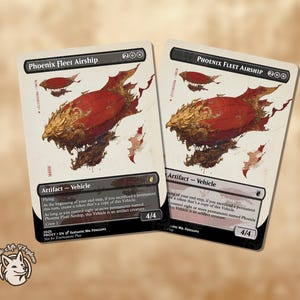 Puede incluir: Dos cartas coleccionables con el "Phoenix Fleet Airship". Cada carta muestra un dirigible rojo con detalles dorados, un dirigible más pequeño y texto. Las cartas están etiquetadas como "Artifact - Vehicle" y tienen una calificación de 4/4.