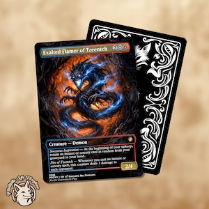 Puede incluir: Una carta de fantasía con un dragón negro con acentos de energía azul, titulada "Exalted Flamer of Tzeentch". La carta tiene un fondo negro con una ilustración detallada del dragón. Una segunda carta con un diseño decorativo blanco está detrás.