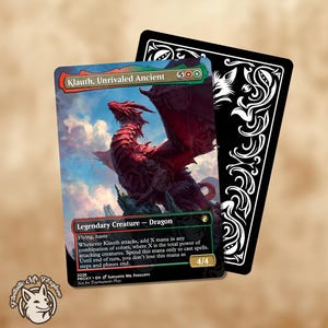 Op de afbeelding: Een fantasiekaart met een rode draak, getiteld "Klauth, Unrivaled Ancient". De kaart heeft een zwarte rand en een gedetailleerde drakenillustratie. Een tweede zwarte kaart met witte decoratieve elementen staat erachter.