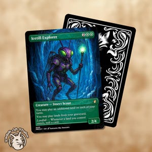 Op de afbeelding: Een fantasiekaart met een insectachtig wezen, de "Icetill Explorer", in paarse en groene bepantsering, met een gloeiende staf. De kaart heeft een blauwe grotachtergrond en een zwarte achterkant met witte sierlijke ontwerpen. De kaarttekst luidt "Creature - Insect Scout."