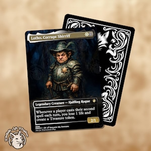 Puede incluir: Una carta de fantasía con "Lotho, Corrupt Shirriff", un Halfling Rogue. La carta muestra un enano severo con armadura, con texto que describe sus habilidades. Una carta negra con diseños ornamentados blancos está detrás. La tarjeta está etiquetada como "Not for Tournament Play."