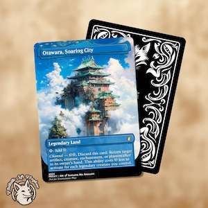 以下が含まれることがあります： 「Otawara, Soaring City」のイラストが描かれたトレーディングカード。雲の中に浮かぶ日本風の建物が描かれています。カードは青い枠とテキストがあり、黒い裏面が見えます。