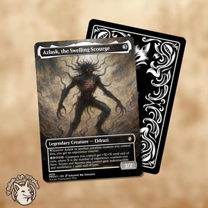 Puede incluir: Carta de fantasía con "Azlask, the Swelling Scourge", una ilustración de criatura oscura. La carta tiene un diseño de dorso en blanco y negro. El texto de la carta incluye "Legendary Creature - Eldrazi" y las reglas del juego. Un logo de zorro está en la esquina.