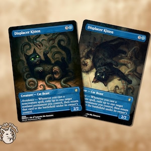 Könnte beinhalten: Zwei Sammelkarten mit einer schwarzen Katze mit grünen Augen und Tentakeln. Die Karten tragen den Titel "Displacer Kitten" und enthalten den Text "Creature - Cat Beast" und "Avoidance". Die Karten haben einen blauen Rand und 2/2 Stärke/Widerstand.