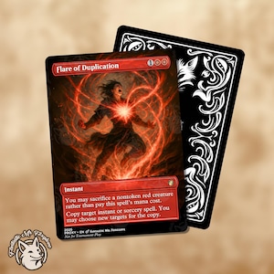 Può includere: Una carta di Magic: The Gathering intitolata "Flare of Duplication" con una figura avvolta nell'energia rossa. La carta ha un bordo e un testo rossi, con un retro nero visibile. Un logo di volpe è nell'angolo in basso a sinistra.