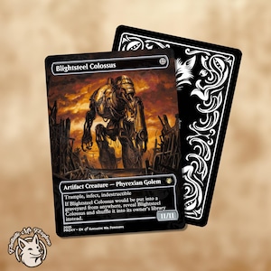 Può includere: Una carta Magic: The Gathering nera e dorata con il testo "Blightsteel Colossus" e l'immagine di una grande creatura robotica metallica in piedi in un paesaggio urbano in rovina. Il testo della carta recita "Artifact Creature - Phyrexian Golem. Trample, infect, indestructible. Se Blightsteel Colossus dovesse essere messo in un cimitero da qualsiasi luogo, rivela Blightsteel Colossus e mescolalo nel grimorio del suo proprietario invece. 11/11."