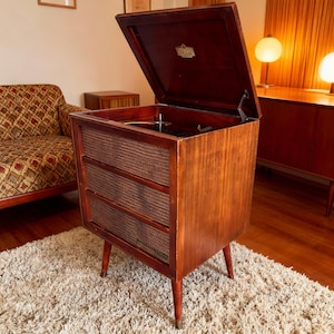 RCA Victor Hi-Fi Phonograph Victrola RCA 6HF4, Mid-Century, Record Player in Mahogany Cabinet