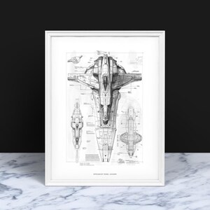 Könnte beinhalten: Eine Schwarzweiß-Illustration im Blaupausen-Stil eines Raumschiffs mit dem Text "SUPERSTAR DESTROYER" am unteren Rand.