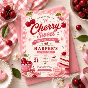 Op de afbeelding: Een rechthoekige uitnodigingskaart voor een verjaardagsfeest met een crèmekleurige achtergrond en een rode ruitjesrand. De tekst luidt: You're invited to a Cherry Sweet Birthday Party, join us to celebrate Harper's 10th birthday, June 21 2026.