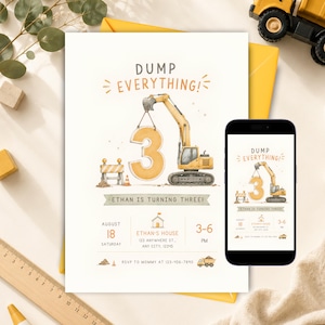 Op de afbeelding: Een verjaardagsuitnodigingskaart met een gele graafmachine die een groot cijfer 3 optilt, met de tekst DUMP EVERYTHING! en ETHAN IS TURNING THREE! De kaart bevat evenementdetails voor 18 augustus, Ethan's House en een telefoonnummer.