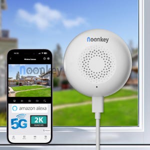 Puede incluir: Una cámara de ventana blanca "noonkey" con un diseño circular y una rejilla de altavoz. Un teléfono inteligente muestra la vista de la cámara de un jardín, con iconos "amazon alexa", "5G" y "2K QUAD HD". La hora se muestra como 14:35.
