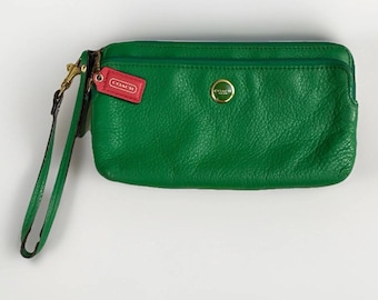 Pochette da polso vintage Coach in pelle verde con etichetta rosa – Custodia in pelle goffrata