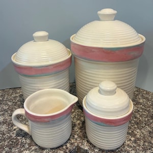 Vintage 1980er Jahre Treasure Craft Mirage Kanister Set & Milchkännchen | Pastell Rosa Blau Gerippte Küche Lagerung | Retro Bauernhaus Dekor