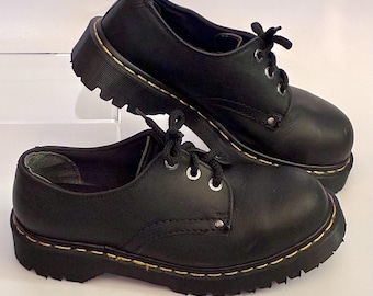 Zapatos Dr. Martens con punta de acero vintage, hechos en Inglaterra (UK 6)