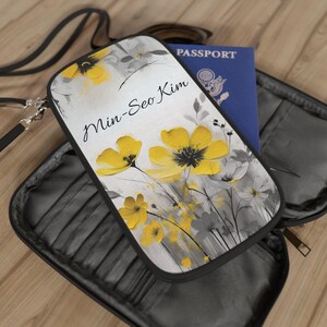 Cartera de pasaporte personalizada con diseño de flores silvestres de acuarela amarillas / Estuche de transporte personalizado para ella y él / Estuche para pasaporte con correa para el hombro con cremallera