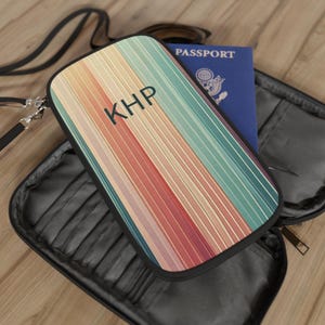Cartera de pasaporte personalizada con rayas retro / Estuche de transporte personalizado para ella / Estuche para pasaporte con correa para el hombro y cremallera