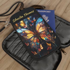 Cartera de pasaporte personalizada con mariposas de vidrio de colores / Estuche de transporte personalizado para ella y él / Estuche para pasaporte con correa para el hombro y la muñeca con cremallera