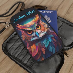 Cartera de pasaporte personalizada con búho colorido / Estuche de transporte personalizado para él o ella / Correa de hombro con cremallera para pasaporte