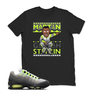 Puede incluir: Camiseta negra con un personaje de dibujos animados y el texto "MARTIN" y "GEEAH STARRIN" en verde ne&oacute;n y blanco. Un par de zapatillas deportivas grises, negras y verde ne&oacute;n en primer plano.