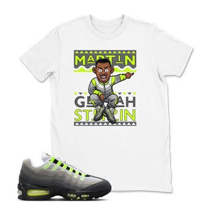 Puede incluir: Camiseta blanca con una ilustraci&oacute;n de dibujos animados de un hombre con ch&aacute;ndal, el texto "MARTIN" y "GEEAH STARIN" en verde y negro. Un par de zapatillas deportivas grises, negras y verde ne&oacute;n en primer plano.
