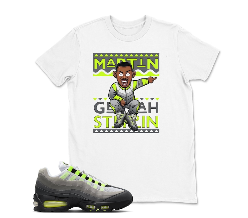 Puede incluir: Camiseta blanca con una ilustraci&oacute;n de dibujos animados de un hombre con ch&aacute;ndal, el texto "MARTIN" y "GEEAH STARIN" en verde y negro. Un par de zapatillas deportivas grises, negras y verde ne&oacute;n en primer plano.