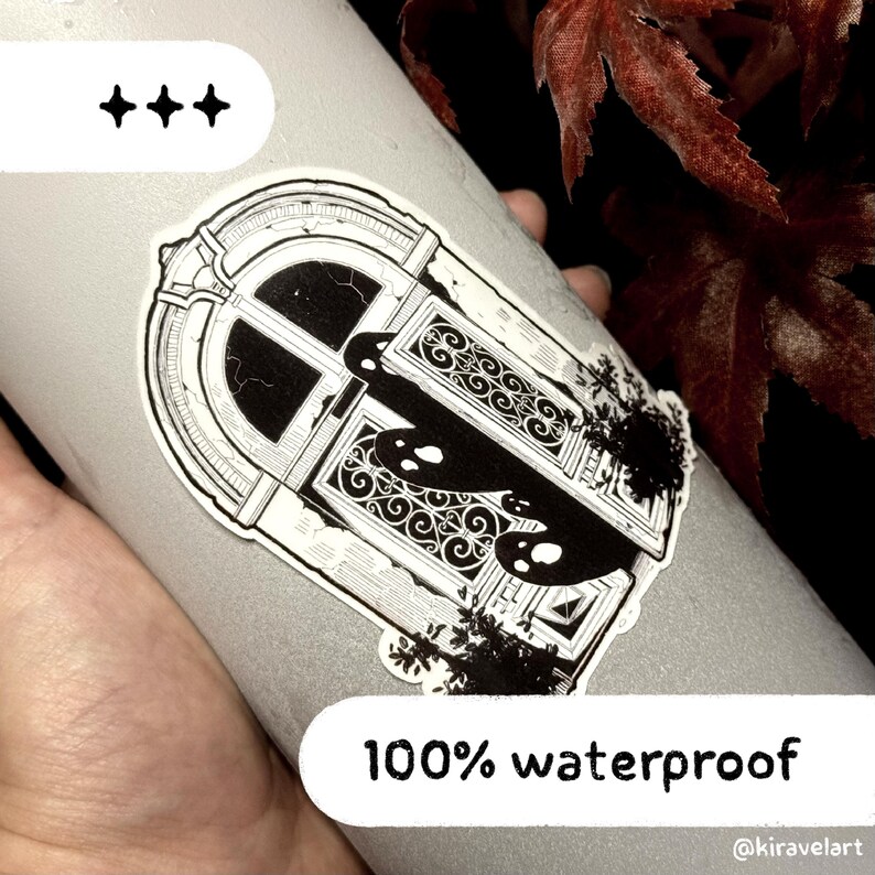 Puede incluir: Una pegatina en blanco y negro con un dise&ntilde;o de ventana g&oacute;tica arqueada con dos figuras de fantasmas. La pegatina tiene el texto "100% waterproof". La pegatina est&aacute; sobre una superficie gris.