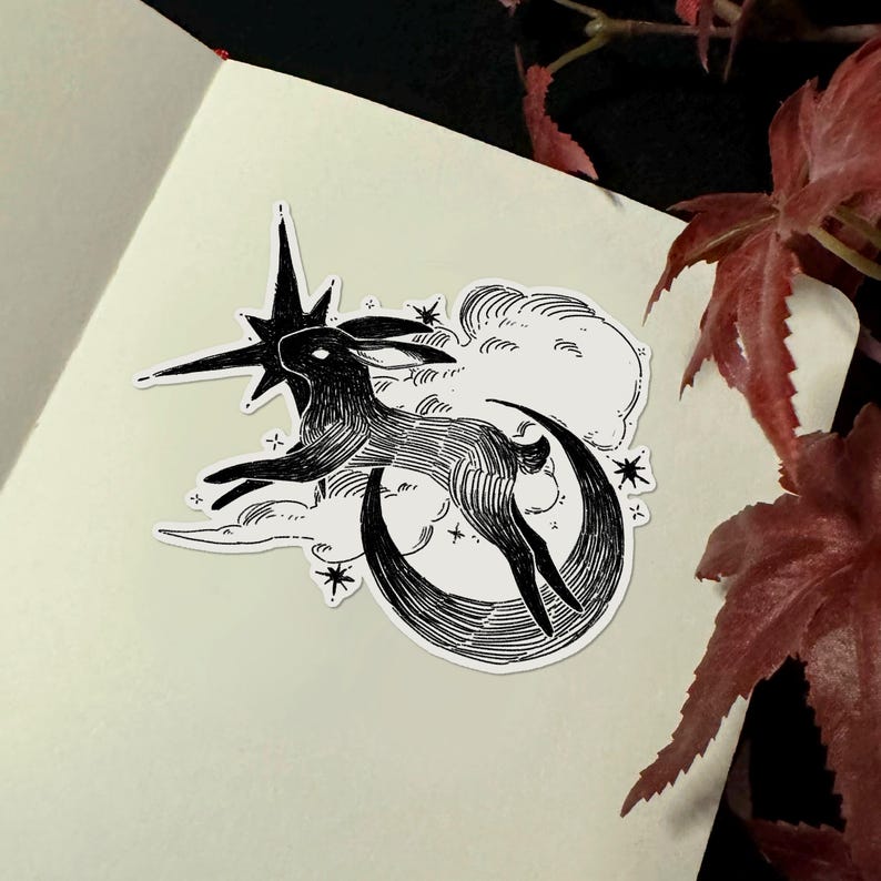 Puede incluir: Pegatina en blanco y negro con una ilustraci&oacute;n estilizada de un conejo saltando sobre una luna creciente. El dise&ntilde;o incluye una estrella, nubes y peque&ntilde;os acentos de estrellas, creando un tema celestial.