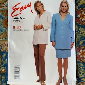 Könnte beinhalten: Ein McCall's Easy stitch 'n save Schnittmusterumschlag 9158, Größe B (16-18-20-22). Die Vorderseite zeigt zwei Outfits: eine weiße V-Ausschnitt-Jacke mit brauner Hose und eine hellblaue V-Ausschnitt-Jacke mit passendem knielangen Rock.