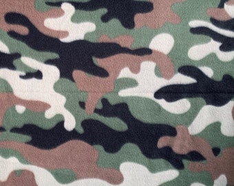 Tela polar de 60" de ancho, resistente a las bolitas, estampado de camuflaje tradicional, verde, negro, gris, marrón y blanco (se vende por separado). Mantas y cubrecamas de camuflaje.