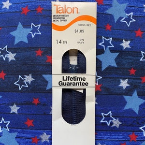 Può includere: Una confezione bianca con una cerniera blu e il testo "Talon. Medium Weight Separating Metal Zipper 14 IN 272 NAVY Lifetime Guarantee Self-Locking Slider Opens at both ends for all clothing that requires separation"