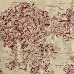 Puede incluir: Una tela beige con un estampado toile rojo oscuro de una escena pastoral. El dise&ntilde;o muestra a dos figuras bailando cerca de una valla de madera, con un gran &aacute;rbol, una casa de piedra y edificios peque&ntilde;os al fondo, todo en dibujo lineal.