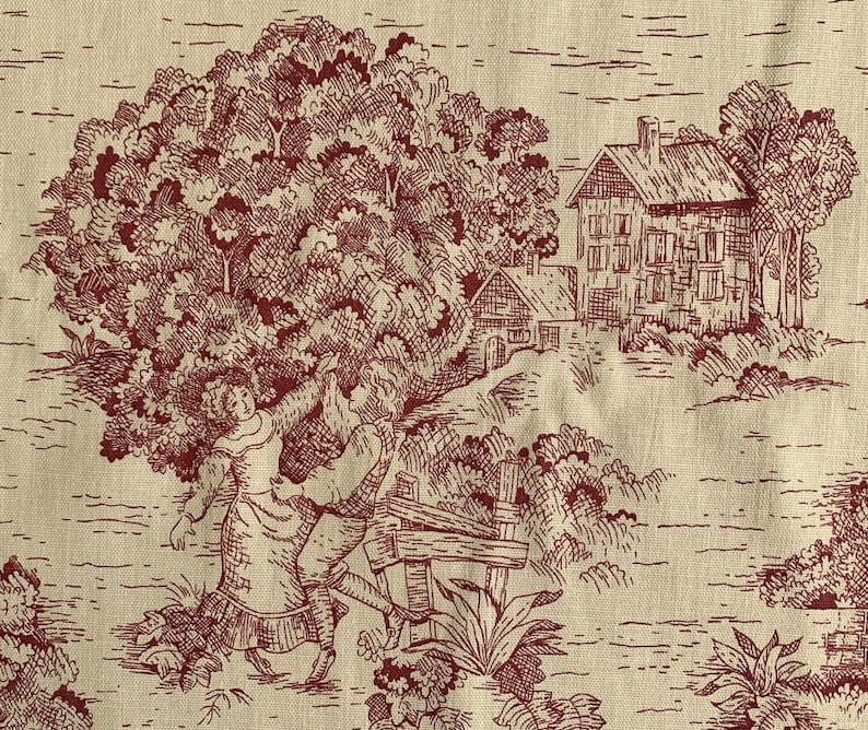 Puede incluir: Una tela beige con un estampado toile rojo oscuro de una escena pastoral. El dise&ntilde;o muestra a dos figuras bailando cerca de una valla de madera, con un gran &aacute;rbol, una casa de piedra y edificios peque&ntilde;os al fondo, todo en dibujo lineal.