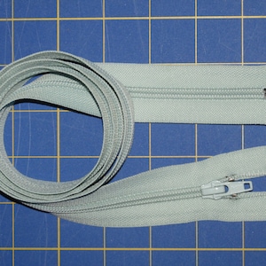 Cremallera separable YKK de 99 cm (39"), color menta, poliéster, bobina, tirador metálico, color verde aguamarina y verde espuma de mar.