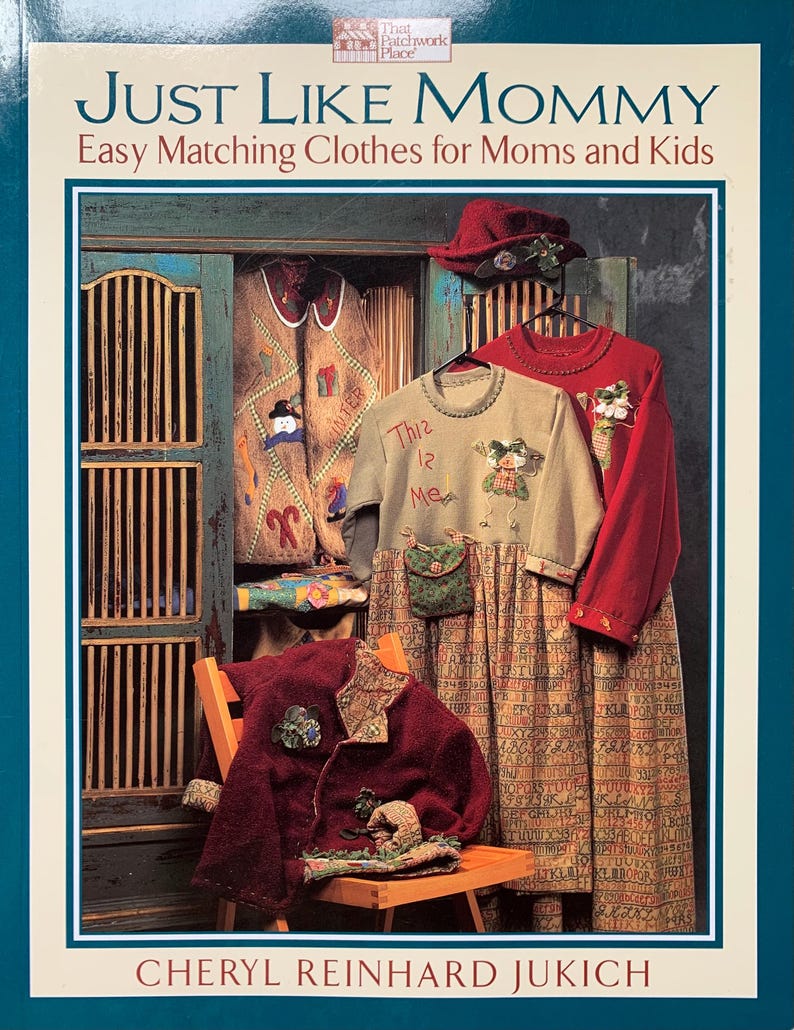 Libro: Proprio come la mamma, abiti facili da abbinare per mamme e bambini. Copertina morbida, 96 pagine. NUOVO. Modelli e istruzioni per 6 progetti. immagine 1