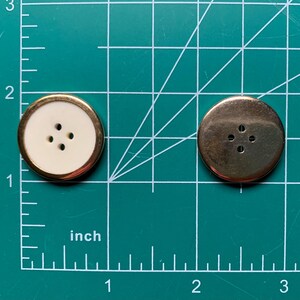 3 botones grandes y planos, redondos de 2,5 cm (1 pulgada), dorados con inserción blanca, un toque elegante y ligero de brillo. imagen 2
