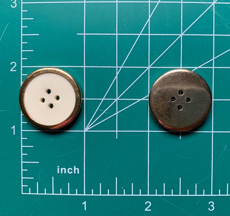 3 botones grandes y planos, redondos de 2,5 cm (1 pulgada), dorados con inserción blanca, un toque elegante y ligero de brillo. imagen 2