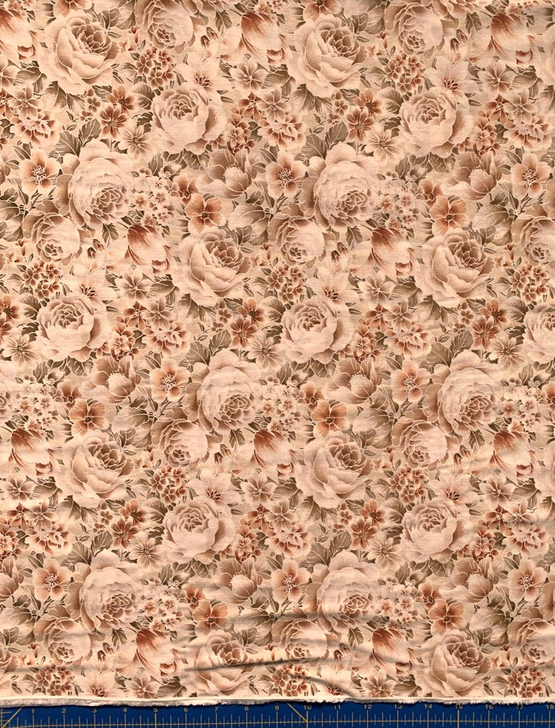 K&ouml;nnte beinhalten: Ein Stoff mit einem dichten, sich wiederholenden Blumenmuster in Beige-, Hellbraun- und Braunt&ouml;nen. Das Design besteht aus gro&szlig;en, geschichteten Rosenbl&uuml;ten, die mit kleineren B&uuml;scheln winziger Blumen und Bl&auml;ttern &uuml;ber die gesamte Fl&auml;che verteilt sind.