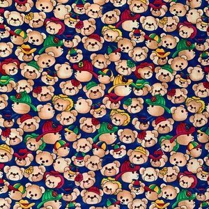 以下が含まれることがあります： 濃い青色の背景に、様々な帽子をかぶったテディベアの顔が繰り返される模様の生地。帽子は赤、緑、黄色、青など様々な色があります。生地はおそらく綿です。