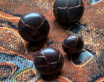 Botones de imitación de cuero marrón oscuro con vástago en tarjeta, 4 tamaños Redondos Hechos en Italia Lavables Se pueden limpiar en seco 5/8" hasta 1" Streamline XS S M L